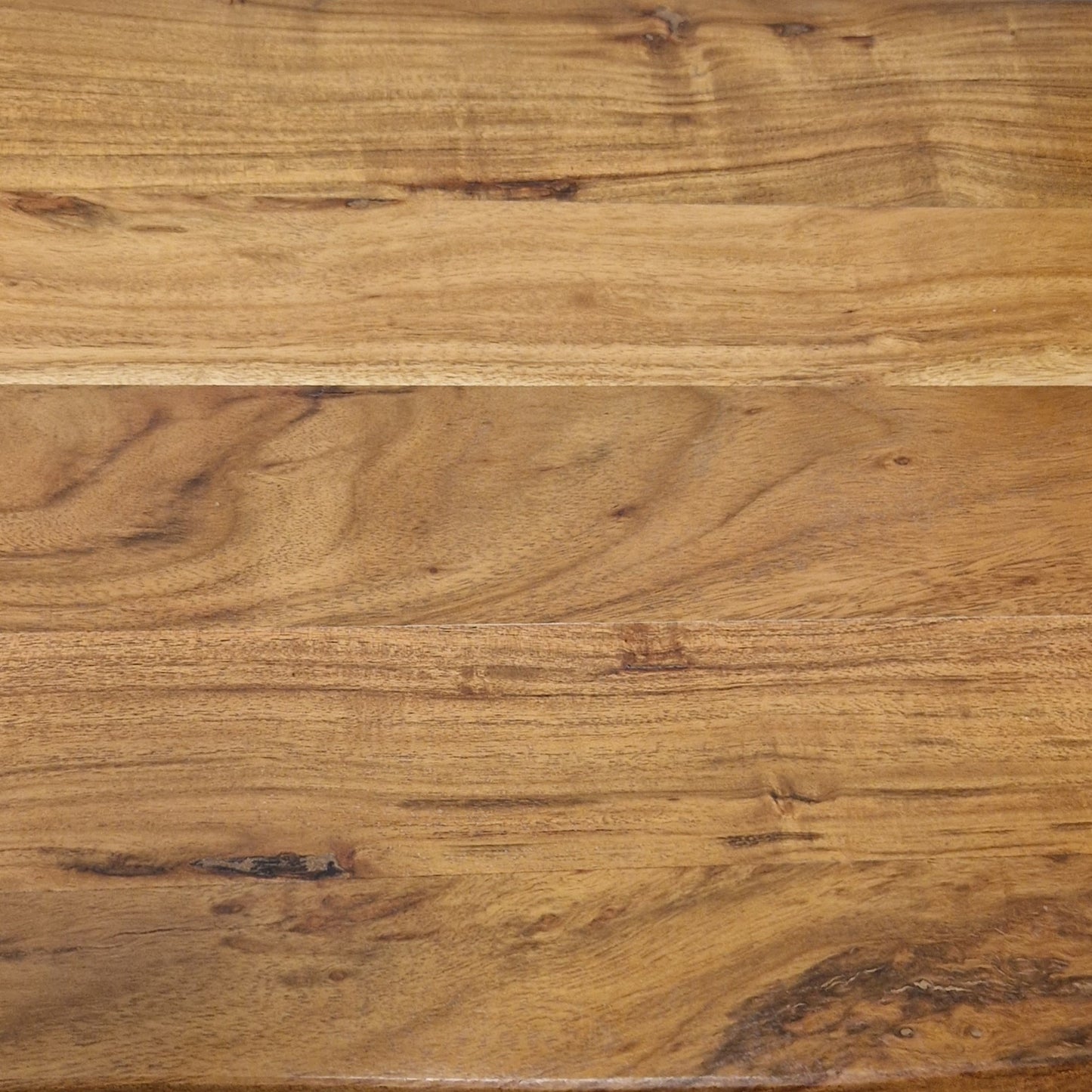 Romantische Holzbank mit Herzmotiv