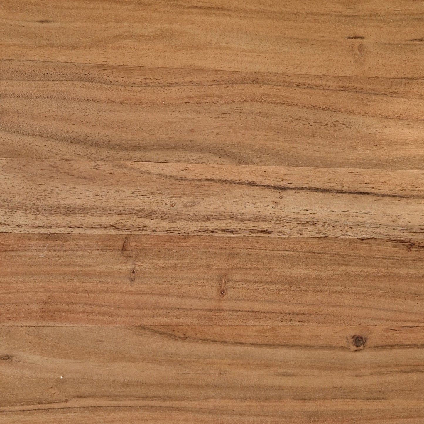 Romantische Holzbank mit Herzmotiv