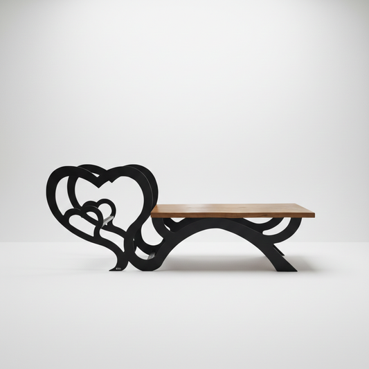 Romantische Holzbank mit Herzmotiv